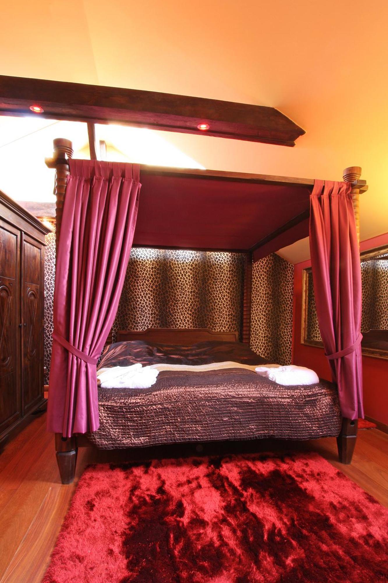 Palac Saturna تشيلاش الغرفة الصورة